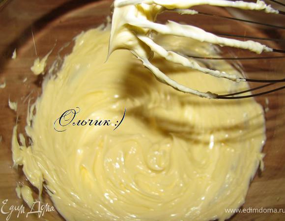Взбиваем размягченное масло в пышную массу.