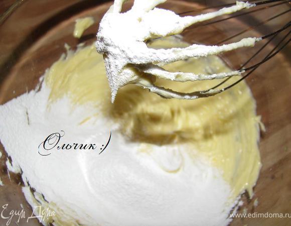 Постепенно вводим просеянную сахарную пудру.