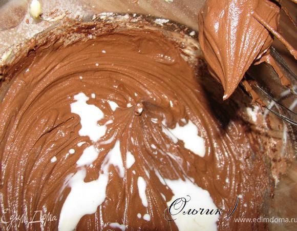 Добавляем столько ложек молока, на сколько вам хочется размягчить крем, мне хватило 6.