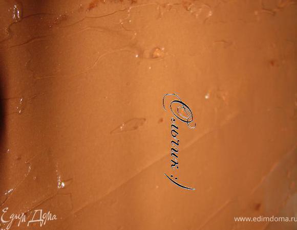 Выкладываем половину крема на корж, разравниваем при помощи шпателя или ножа/лопаточки.