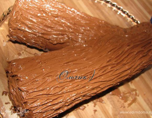 Покрываем полено кремом, при помощи зубчатого шпателя делаем имитацию коры дерева.