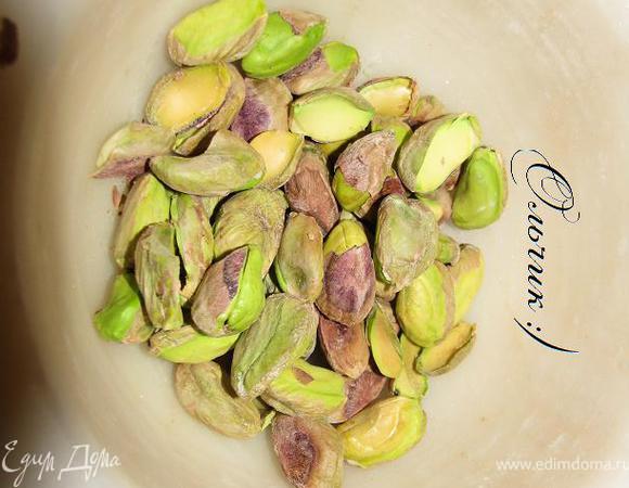 Дробим фисташки. Не слишком мелко.