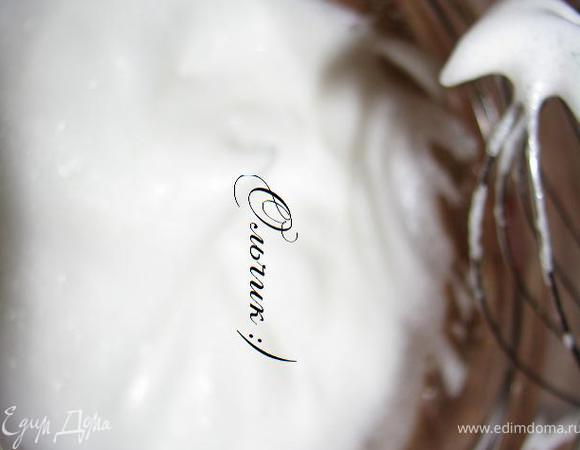 Готовим безешные шампиньончики. Взбиваем белок, разрыхлитель, соль, ваниль в пену.