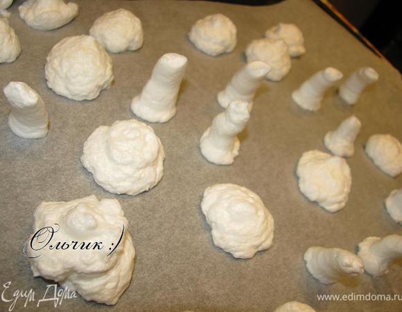 На противень, застеленный пергаментом, выдавливаем через кондитерский мешок (или просто пакет с отверстием) шляпки и ножки грибочков.