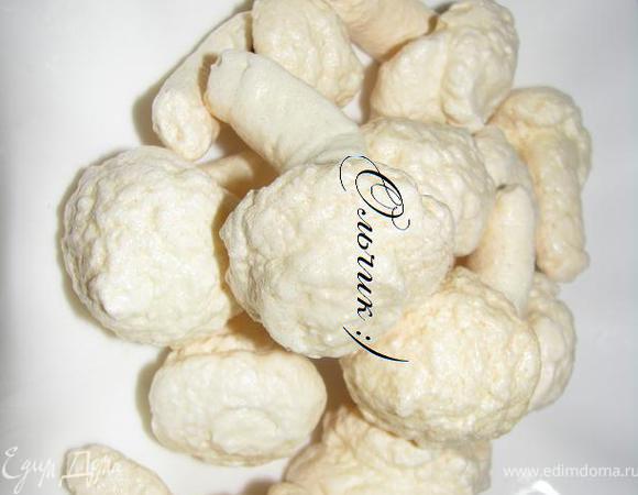 Выпекаем 1,5 часа при 90. Выключаем духовку и оставляем минимум на 2 часа. Я оставила на ночь. При помощи оставшегося крема соединяем шляпку и ножку шампиньона.