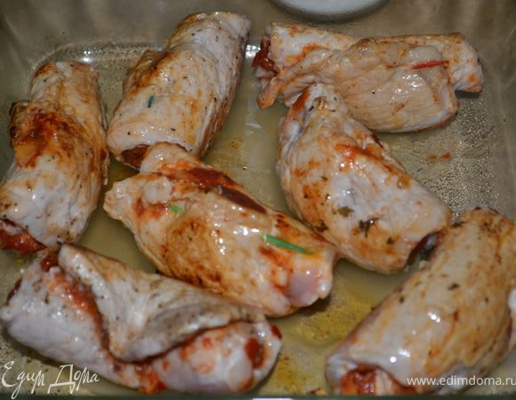 Свинину нарезать ломтиками, отбить,посолить и поперчить. Томатную пасту обжарить,добавить мелко нарубленный чеснок и зелень петрушки.Полученной массой смазать кусочки свинины, свернуть рулетиком,прихватить зубочисткой.
Обжарить и поставить в горячую духовку / 180гр.на час/ ,запечь до готовности. Подавать с любимым гарниром.