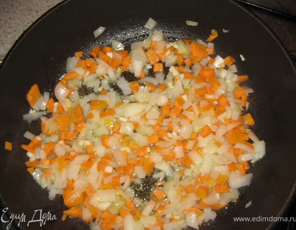 Режим кубиками морковь, лук, обжариваем на растительном масле.