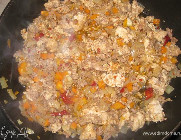 Добавляем мясной фарш, солим, перчим, режем острый перец и также добавляем к фаршу.