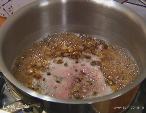 Чечевицу отварить согласно инструкции на упаковке.