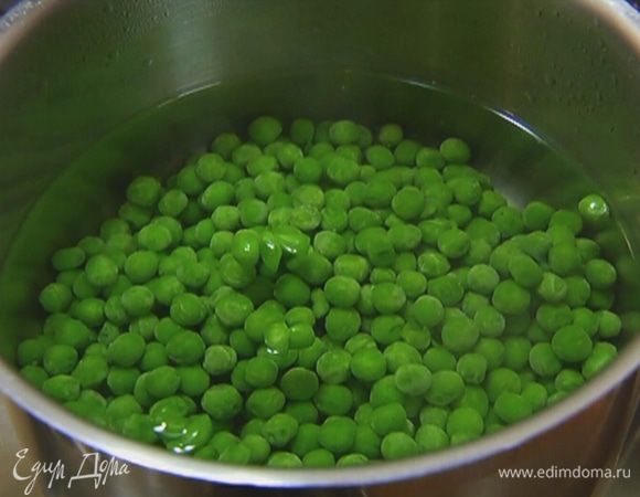 Зеленый горошек отварить в кипящей воде (не переварить!).