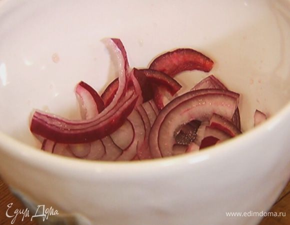 Лук почистить, нарезать тонкими полукольцами и замариновать в уксусе.