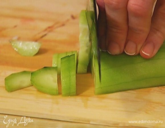 Огурец очистить от кожуры и порезать тонкими кружками.