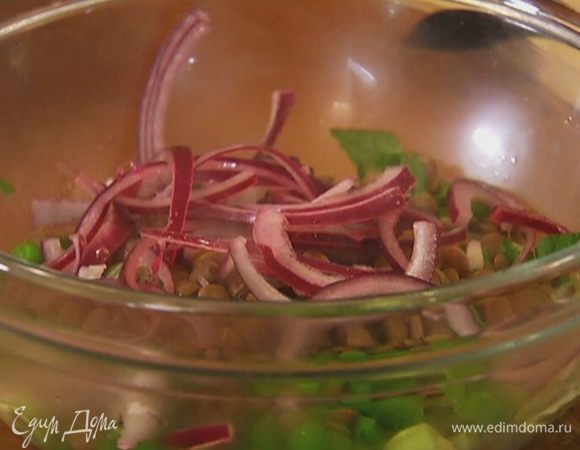 Соединить огурцы, листья мяты, горошек, чечевицу, замаринованный лук (без уксуса), заправить оливковым маслом и перемешать.