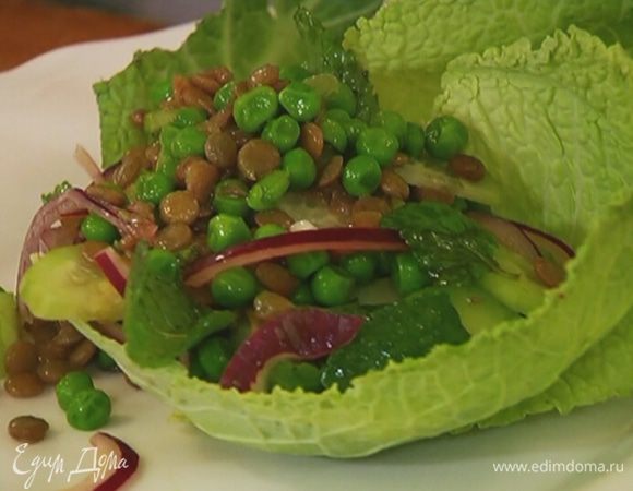 Выложить салат в салатные листья, посолить.