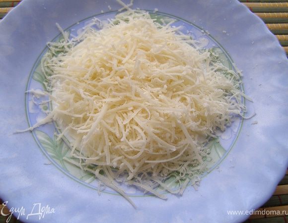 Пармезан потереть на мелкой тёрке.