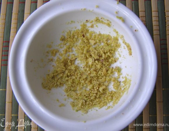 Фисташки порубить не слишком мелко, 1/2 ст.л. фисташек перетереть в муку.
