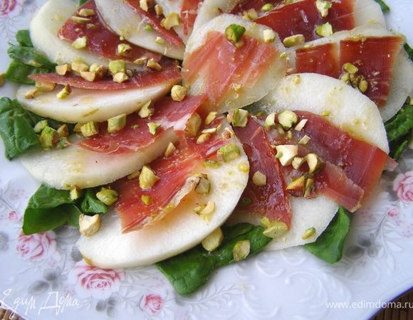 Шпинат промыть и обсушить, порезать широкими полосками поперёк листа, разложить по тарелкам. Сбрызнуть заправкой.
Груши очистить от кожуры, порезать тонкими дольками, сбрызнуть лимонным соком. Хамон (у меня был уже тонко нарезанный) подготовить по размеру груш. 
Веером выложить Груши с хамоном, посыпать рубленными фисташками.
