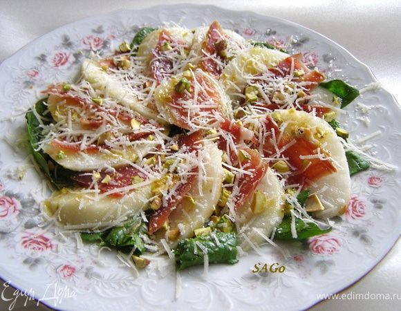 Полить салат заправкой и посыпать пармезаном. Дать настояться 10 мин и подавать.