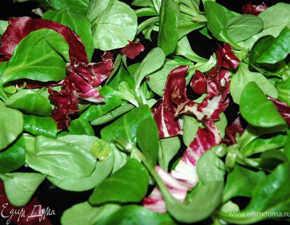 Пока индейка «отдыхает», подготовим основу для нашего необычного карпаччо. На широкое блюдо разложим смесь итальянских салатов руккола, радичио и корн. Сбрызнем немного соком лимона и оливковым маслом. Летом можно добавить к этому тончайшие кружочки свежего огурца и редиса, я так делал, было вкусно. Но сегодня ограничимся только салатами. Нарезаем нашу сочную индейку на тонкие ломтики очень острым ножом.