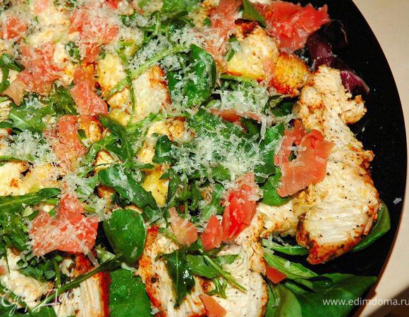 Собираем наше карпаччо. Поверх основы равномерно выкладываем ломтики индейки. Мелко шинкуем маринованный имбирь и посыпаем  им мясо. Добавим немного пряной рукколы для контраста цвета и вкуса.