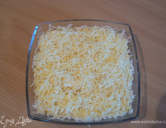 сыр натереть на мелкой терке.Добавить  чеснок через пресс.