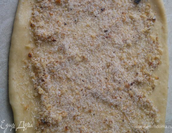 раскатываем,кладём начинку,распределяем по тесту