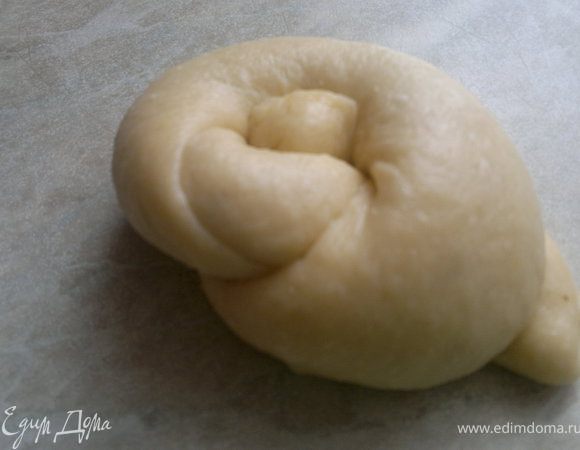 и завязываем узелок,оставляем минут на 15-20,смазываем яйцом,если есть кунжут то посыпьте(у меня не оказалось под рукой)Завернула я их ещё как розочки,тоже красиво получились))))