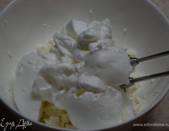 Шоколад растопить на водяной бане, добавив 20г сливок. Белки взбить с сахаром. Творог протереть через сито, взбить со сливками, добавить взбитый белок, перемешать.