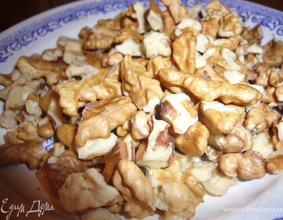 Обжарь орехи на горячей сковороде,без масла