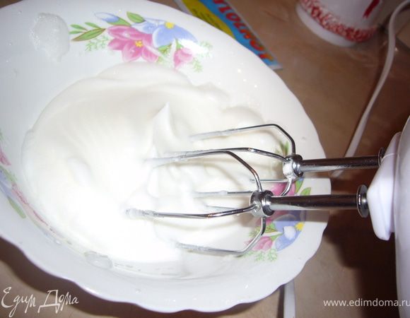 Взбить белок,миксером,до устойчевых пиков