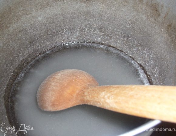 поставь на огонь воду с сахаром...должны появиться пузырьки...сироп готов,если капнув пару капель в стакан холодной воды,капли твердеют в шарик...если нет,то продолжайте варить сироп...и снрго проверяйте...это важно!