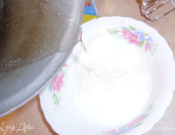 Сироп вылей в взбитый белок и продолжай ызбивать миксером