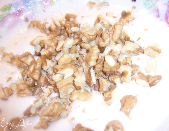 добавь орехи ,сухое молоко и перемешай ложкой