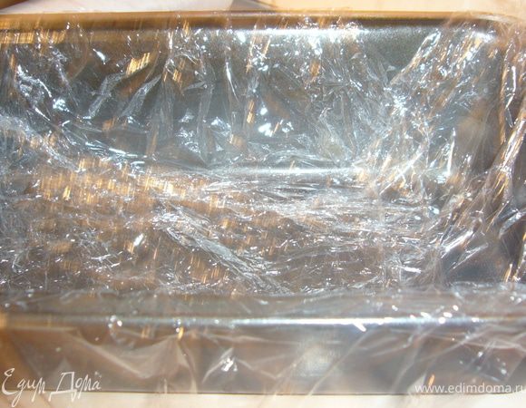 Выстели форму плёнкой