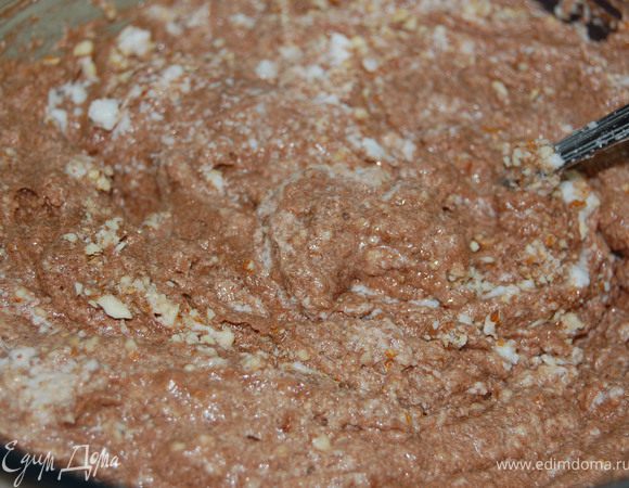 Мягкое сливочное масло растереть с сахаром, добавить желтки, муку, разрыхлитель, какао. Взбить.