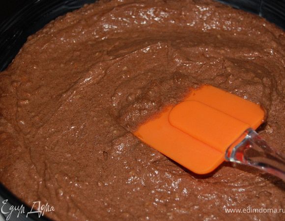 Добавить молотый миндаль, перемешать. Тесто может получится немного густоватым, тогда добавить пару ложек сливок (молока). А потом соединить со взбитыми белками, быстро, но аккуратно перемешать, выложить в форму(d=26см), предварительно выстлав дно пергаментом.