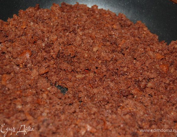 Раскрошить извлеченную часть коржа. 2/3 этой крошки (или всю - в зависимости, сколько ее у вас получилось) подсушить в духовке или на сухой сковородке.