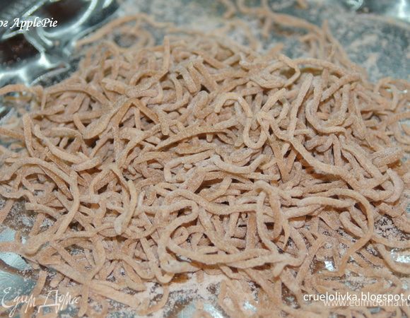 Замесить тесто из муки и яйца, раскатать и нарезать тонкой лапшой.

