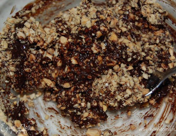 Орехи (я взяла сырой фундук) подсушить в духовке, охладить, порубить, соединить с шоколадом. 