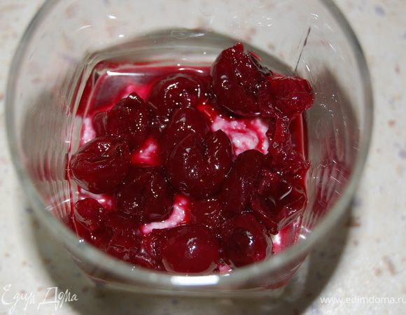 Берем стаканы (или кофейные чашечки). На дно выложить творожную массу. На творог - вишни. Полить сиропом.