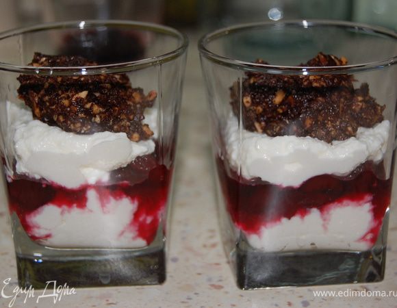 Сверху снова творог. Из шоколадно-ореховой массы сформировать конфетки, уложить сверху на десерт...