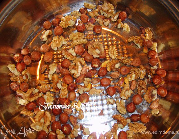 Орехи обжариваем на сухой сковороде до  зарумянивания, снимаем их со сковороды и перекладываем в отдельную посуду