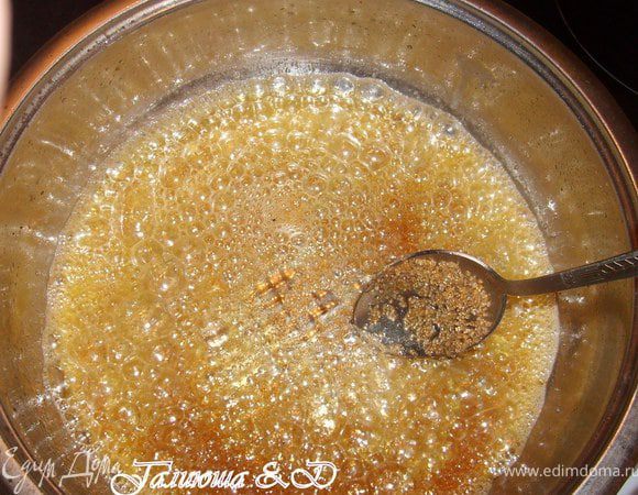 Сливочное масло растопить в той же сковороде, добавить сахар, воду и специи, цедру и варим помешивая, пока все у нас не превратится в глазурь, около 1-2 минуты