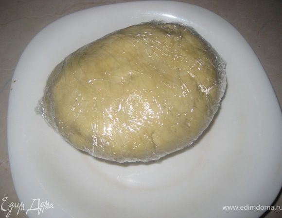 Холодное масло растираем с мукой в крошку. Добавляем яйцо, воду и быстро замешиваем тесто. Кладем его в холодильник на час.