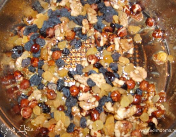 Добавляем к карамели орехи и варим еще 2 минуты