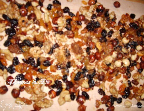 Перекладываем готовые орехи на дощечку покрытую пергаментом и оставляем так, чтобы наши орехи подсохли, а сахар затвердел. 