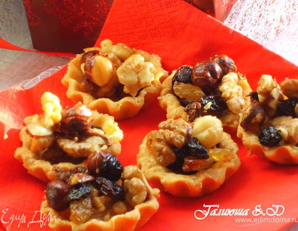 Или же разложить по тарталеткам, у меня вышло 10 штучек. Тесто я делала песочное с добавлением коричневого сахара