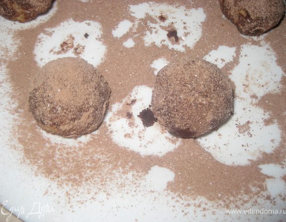 Тем временем пол стакана сахарной пудры смешиваем с половиной пачки ванильного сахара. Другую половину стакана смешиваем с какао и другой половиной пачки ванильного сахара. Вынимаем печенье из духовки, еще горячим! обкачиваем половину в пудре, вторую половину - в смесе пудры и какао, получаются у нас трюфели 2 цветов. Когда полностью остынут - присыпаем еще пудрой и смесью пудры с какао.