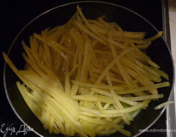 Картофель нарезать как вам удобно. Сковороду разогреть, налить растительного масла, добавить картошку.