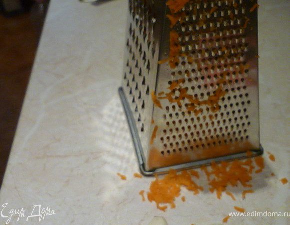 Натираем на мелкой терке морковь и чеснок.